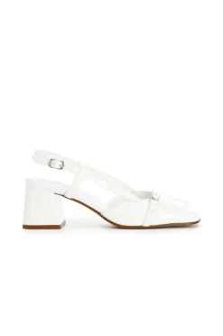 scarpe aperte dietro in vernice con bordo e cinturino bianco