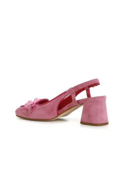 scarpe in suede realizzate in camoscio aperte sul retro con morsetto trasparente rosa