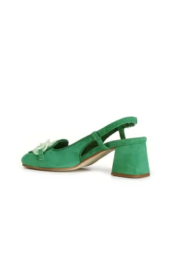 scarpe in suede realizzate in camoscio aperte sul retro con morsetto trasparente verde