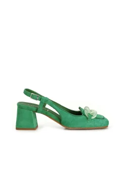 scarpe in suede realizzate in camoscio aperte sul retro con morsetto trasparente verde