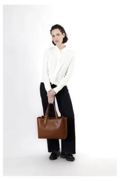 shopping con accessorio chiusura sul manico cuoio