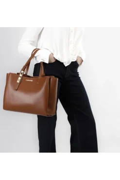 shopping con accessorio chiusura sul manico cuoio