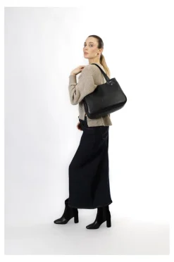 shopping con logo in rilievo e tracolla in catena intrecciata nero