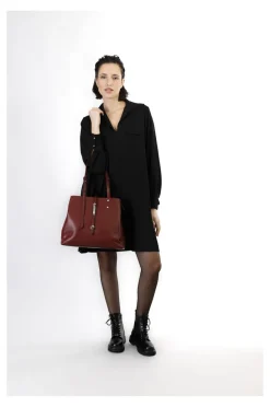 shopping con manici regolabili e dettaglio con lettering in metallo bordeaux