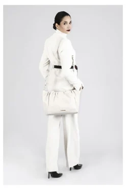 shopping con pieghe e catena decorativa