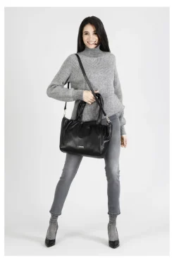 shopping con pieghe e catena decorativa