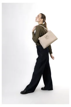 shopping con tasche con stampa logo embossed all over tortora