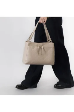 shopping con tasche con stampa logo embossed all over tortora