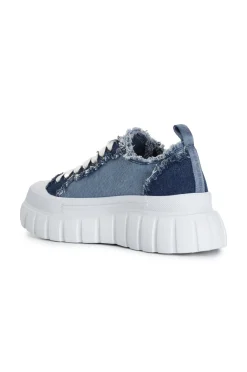sneakers in denim sfrangiato jeans