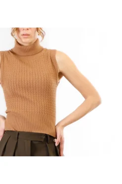 sottogiacca smanicato lavorato a treccia cammello