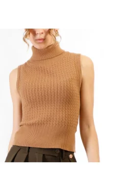 sottogiacca smanicato lavorato a treccia cammello