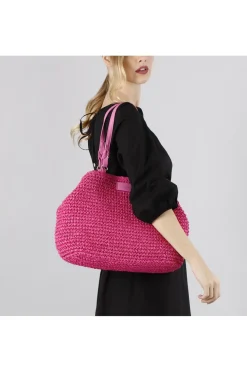 tote a lavorazione crochet con charm colorato a cuore con bordo in rafia fuxia