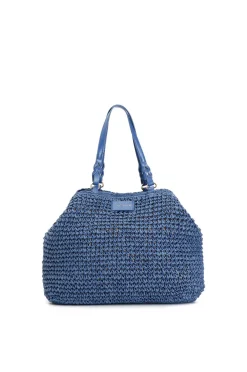 tote a lavorazione crochet con charm colorato a cuore con bordo in rafia blu