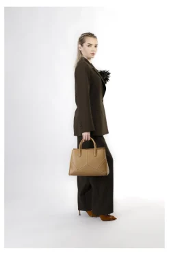 tote con applicazioni di micro rivetti cammello