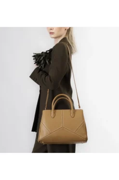 tote con applicazioni di micro rivetti cammello