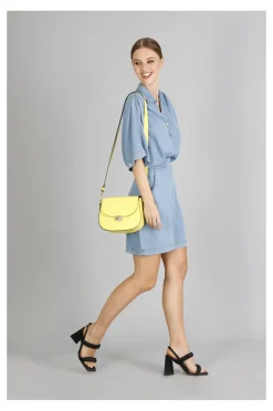 tracolla con pattina in pelle e chiusura strass limone