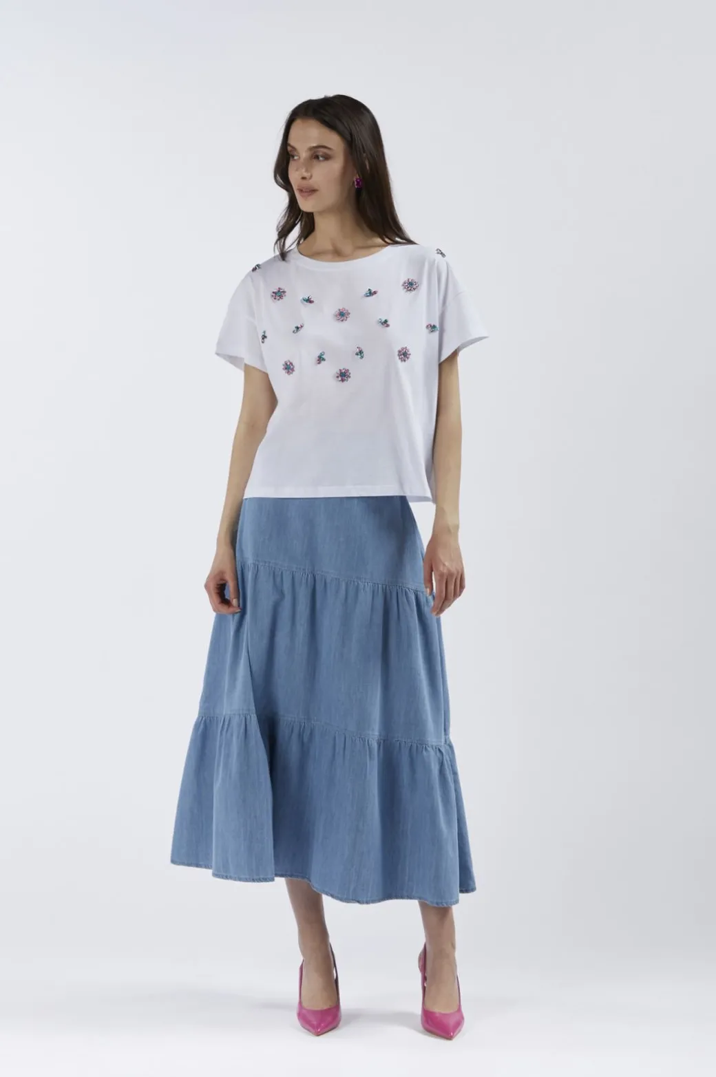 t-shirt con applicazioni di strass bianco