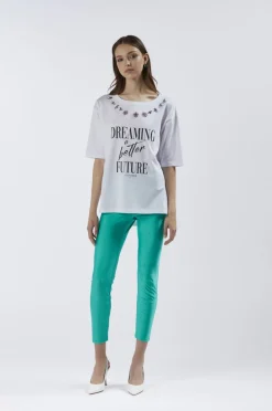 t-shirt con stampa e applicazioni allo scollo bianco