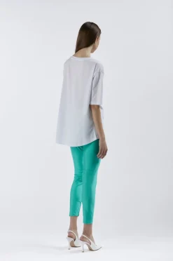 t-shirt con stampa e applicazioni allo scollo bianco