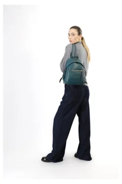 zaino con logo in rilievo e tasca con zip sul davanti verde