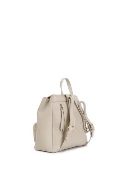zaino con tasche e charm in metallo beige