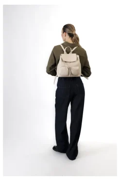 zaino con tasche e charm in metallo beige