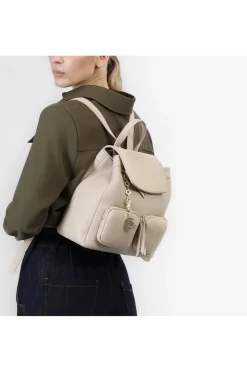 zaino con tasche e charm in metallo beige
