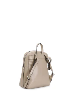 zaino con tasche sul davanti con  dettaglio lettering in metallo tortora