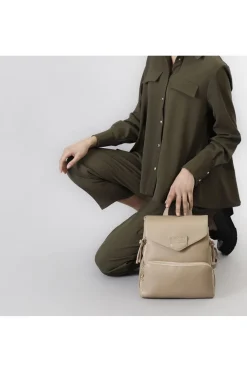 zaino ecopelle con tasca zip round,  tasche laterali con cerniera nocciola