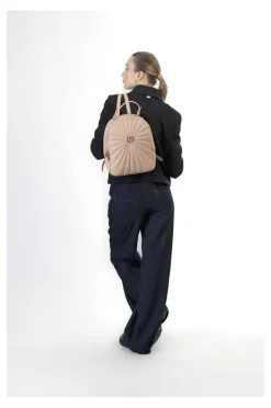 zaino trapuntato con logo in metallo cipria