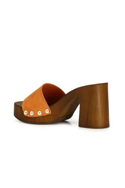 zoccoli con tacco basso e fascia in crosta arancio