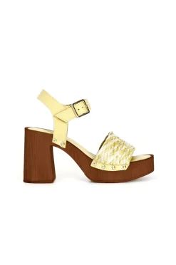 zoccoli con tacco in legno e fascia decorativa in rafia intrecciata bicolore multi giallo